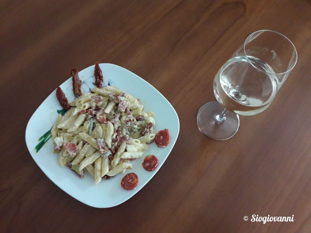 Gorgonzola,pomodorini secchi,salciccia piccante