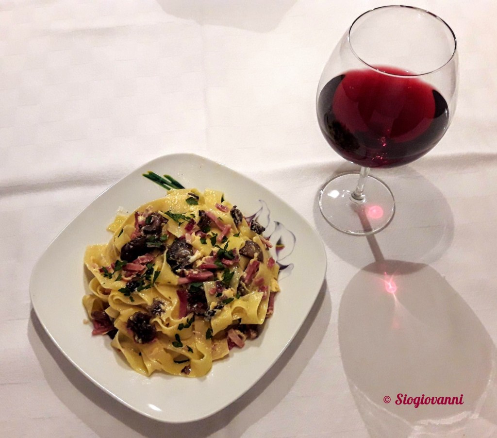 Fettuccine speck uova chiodini