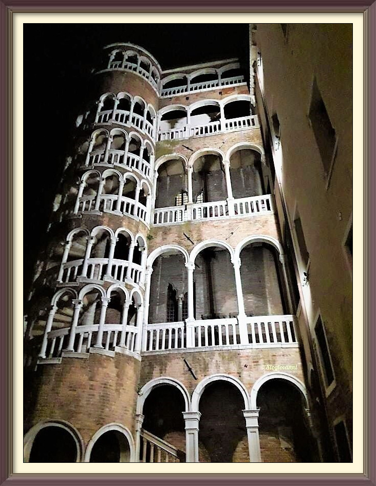 scala-contarini-del-bovolo-by-night